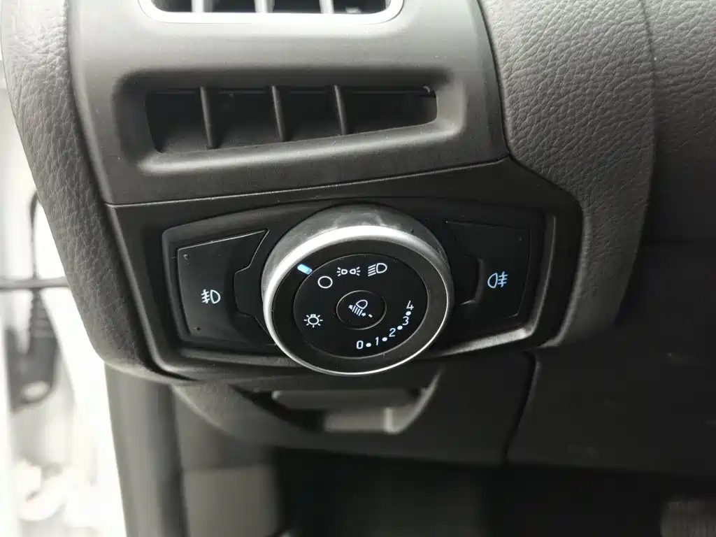 Ford Focus 2017 — фото 21