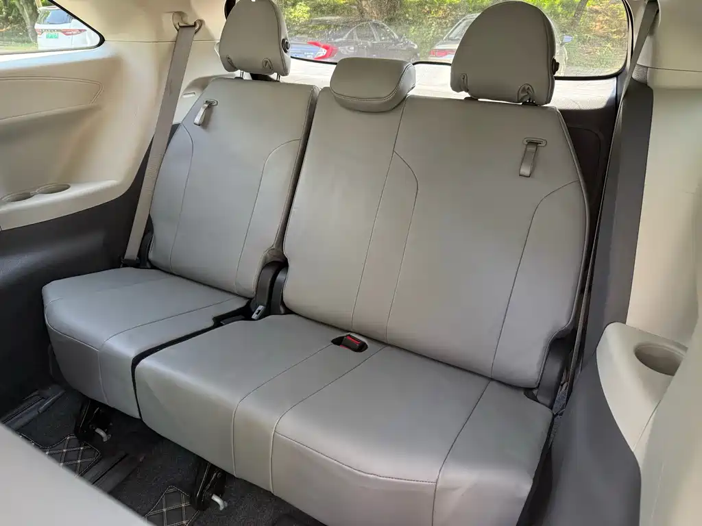 Toyota Sienna 2023 — фото 15