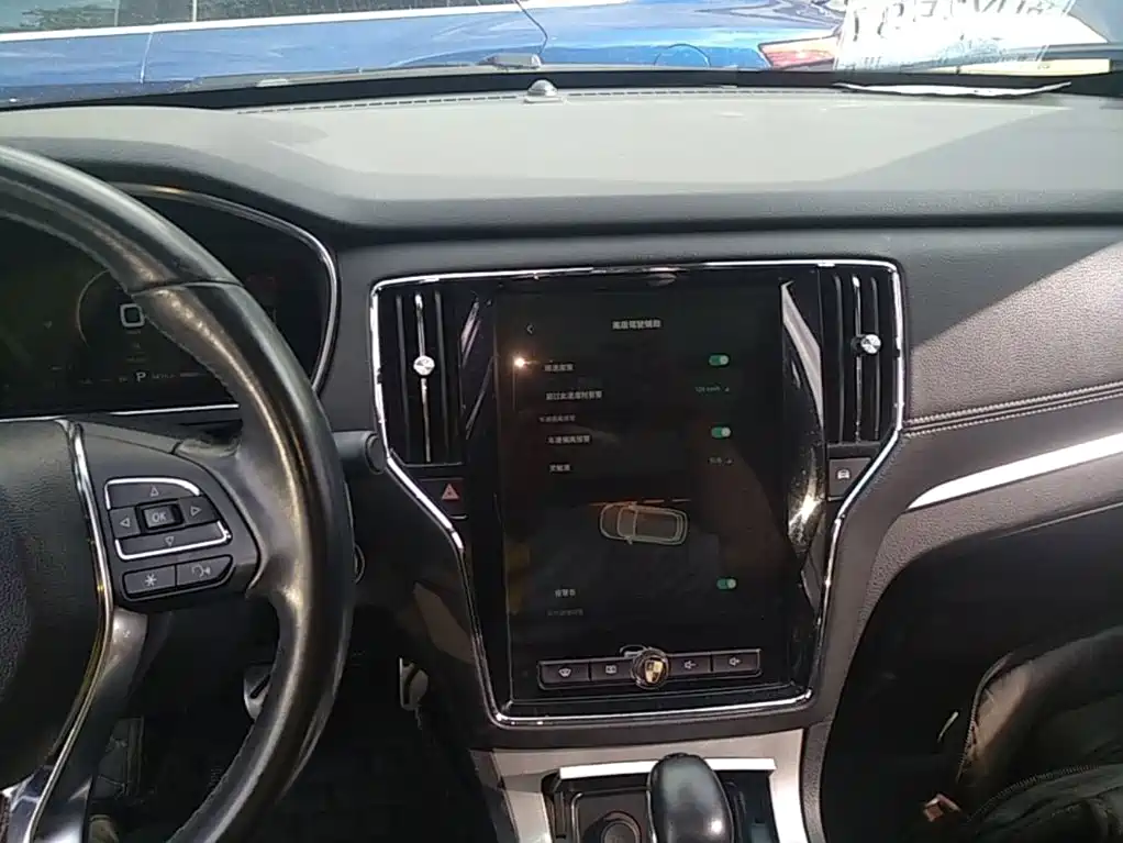Roewe RX5 New Energy 2019 — фото 13