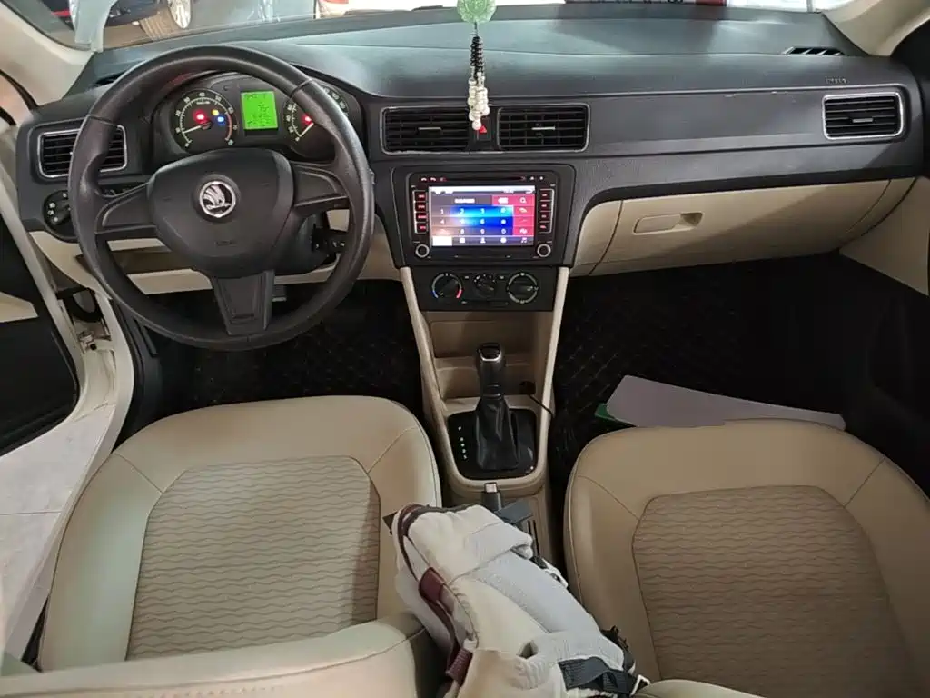 Skoda Rapid 2015 — фото 10