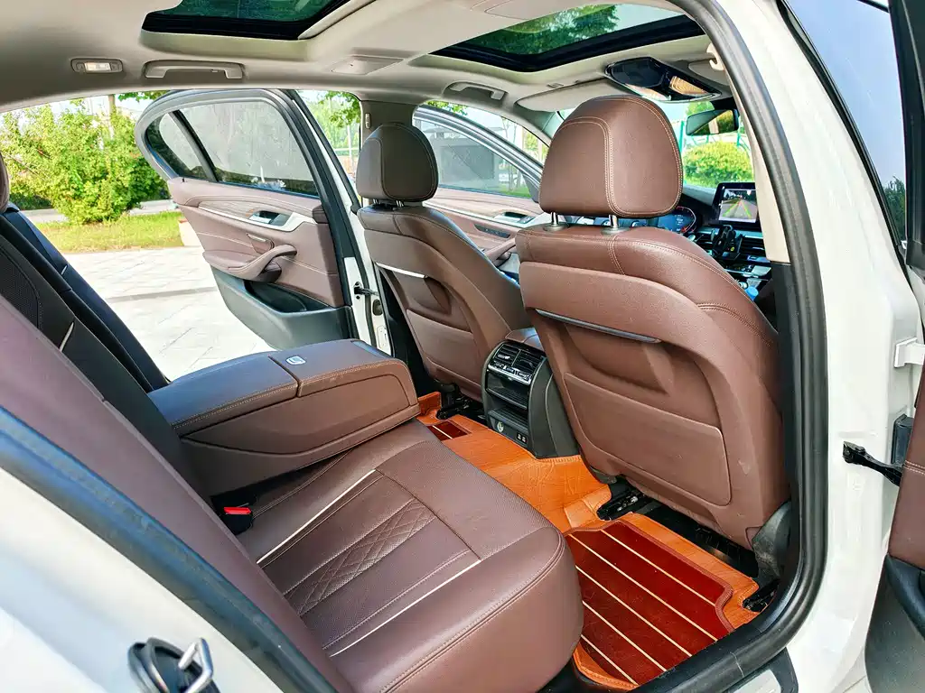 BMW 5 Series 2021 — фото 12
