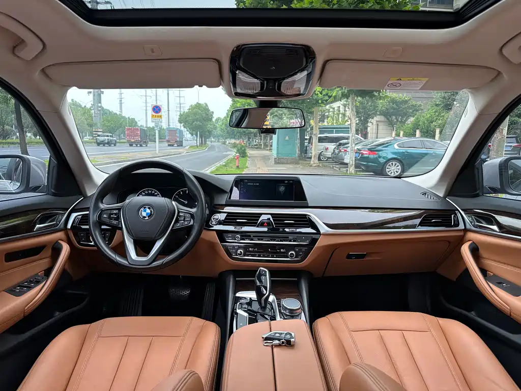 BMW 5 Series 2018 — фото 12