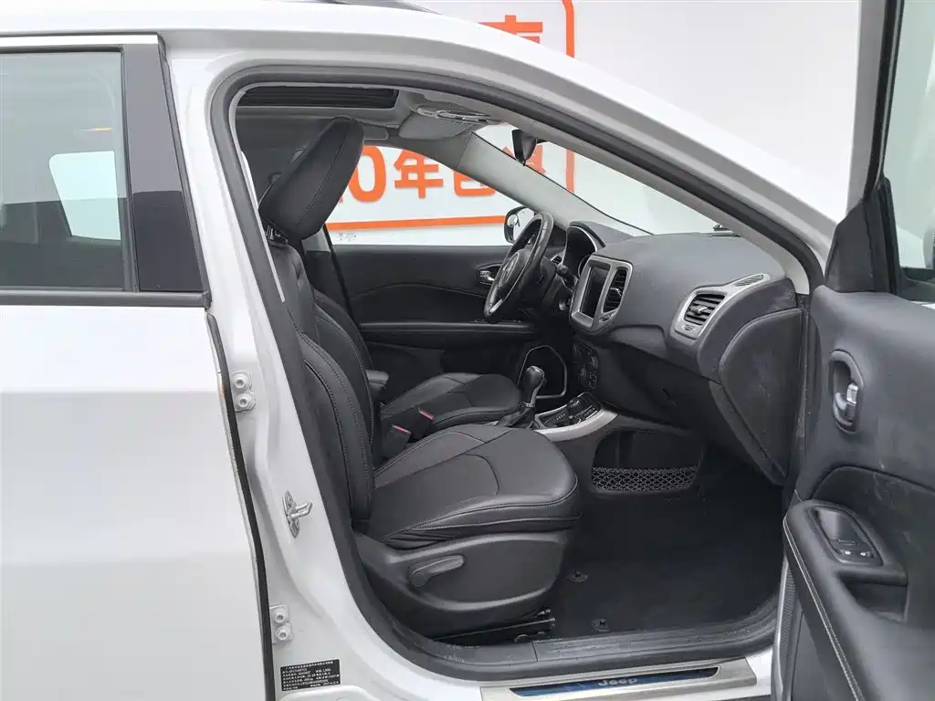 Jeep Compass 2018 — фото 23