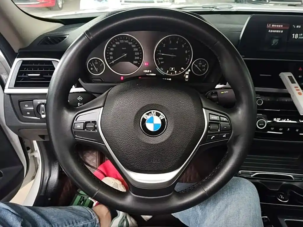 BMW 3 Series 2018 — фото 11