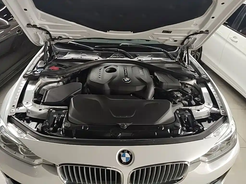 BMW 3 Series 2018 — фото 20