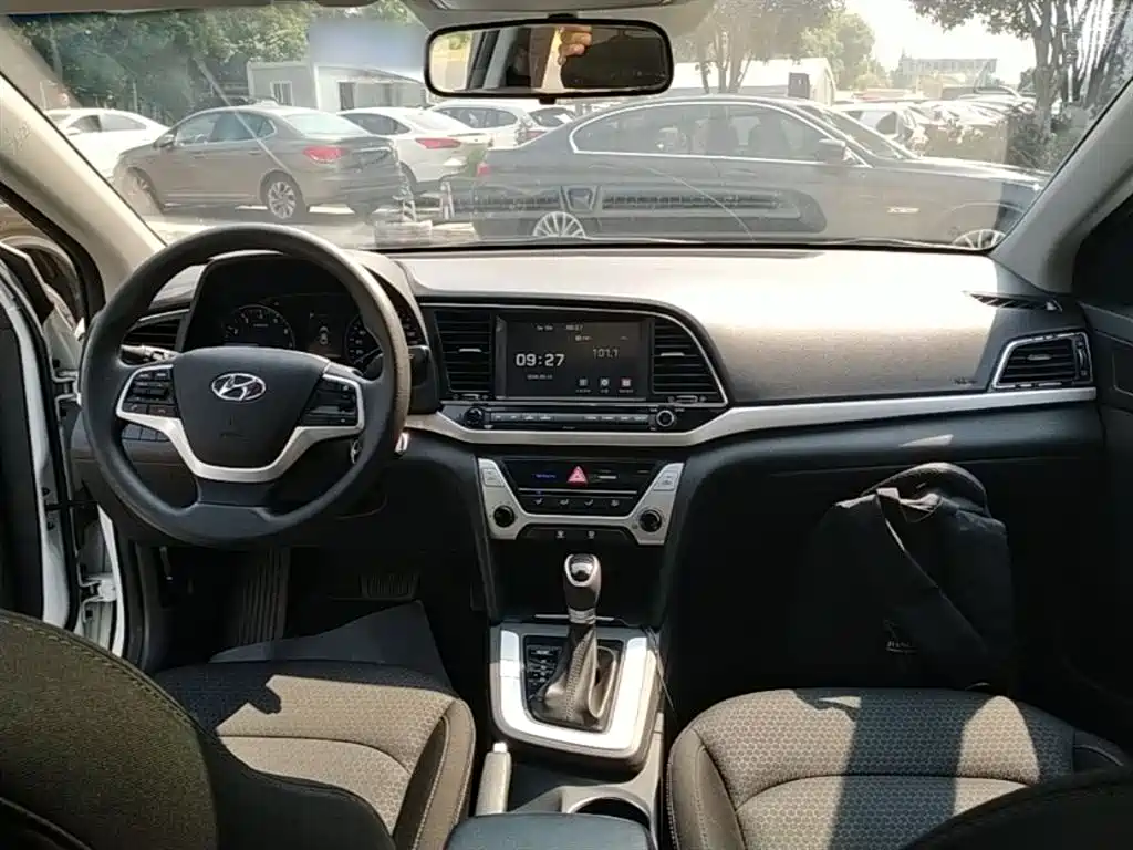 Hyundai Elantra 2017 — фото 10