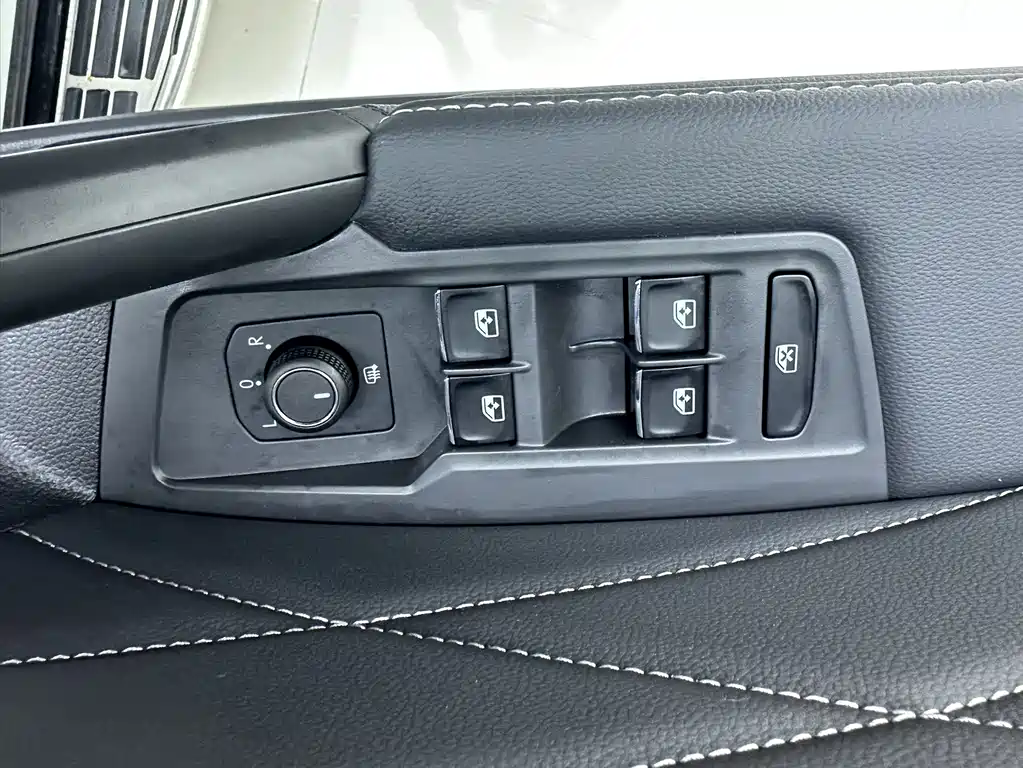 Volkswagen Tiguan L 2023 — фото 18