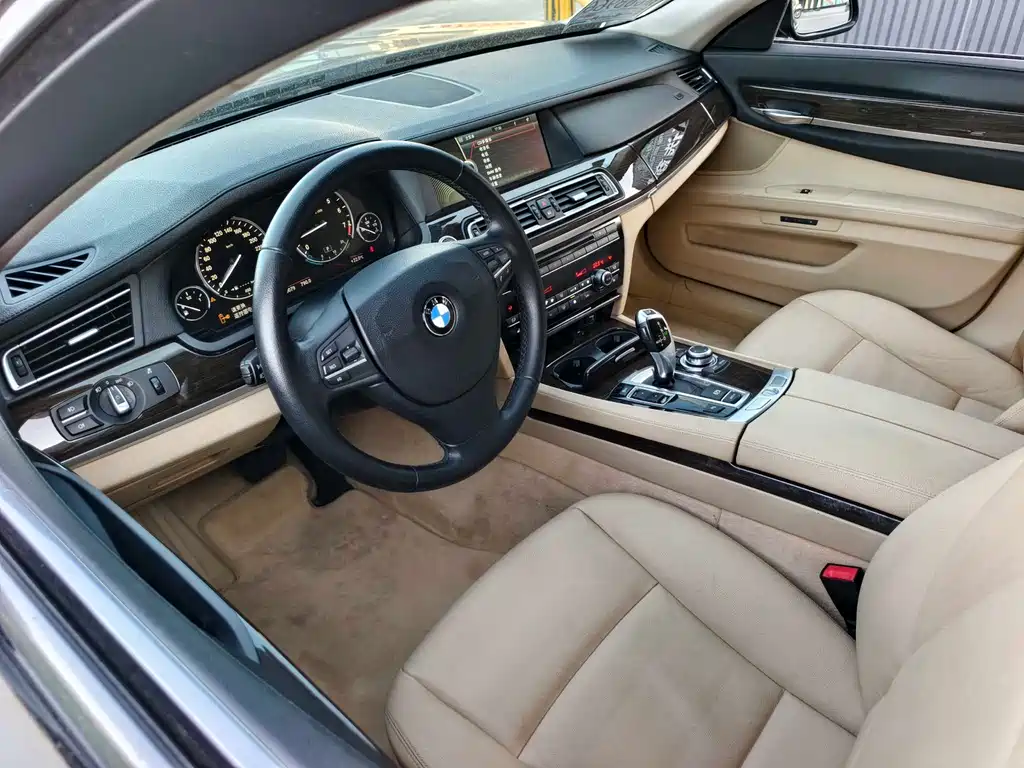 BMW 7 Series 2010 — фото 12
