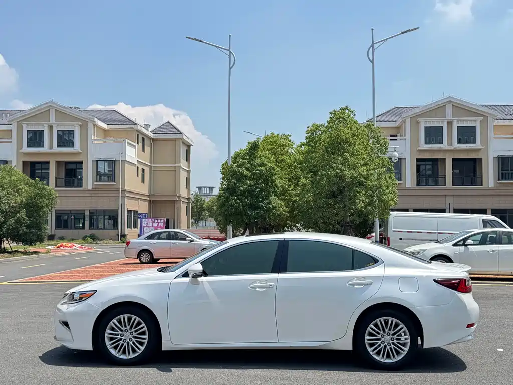 Lexus ES 2018 — фото 8