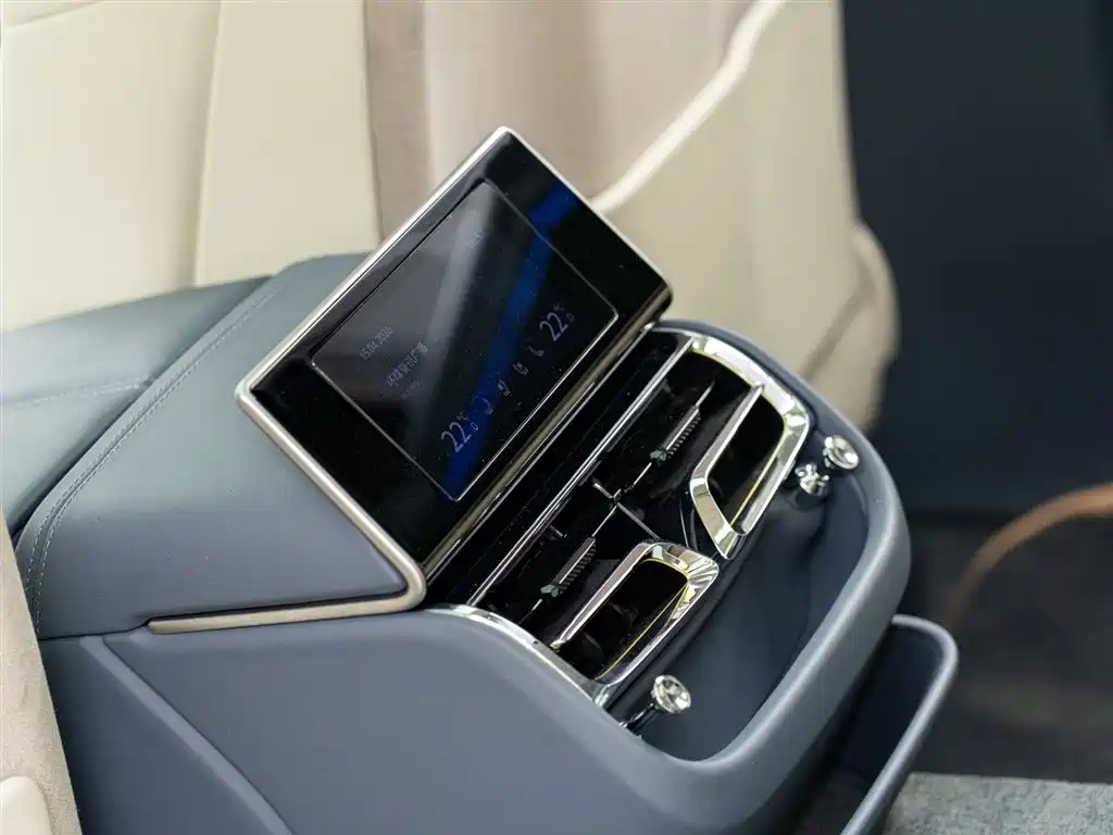 Bentley Flying Spur PHEV 2023 — фото 13