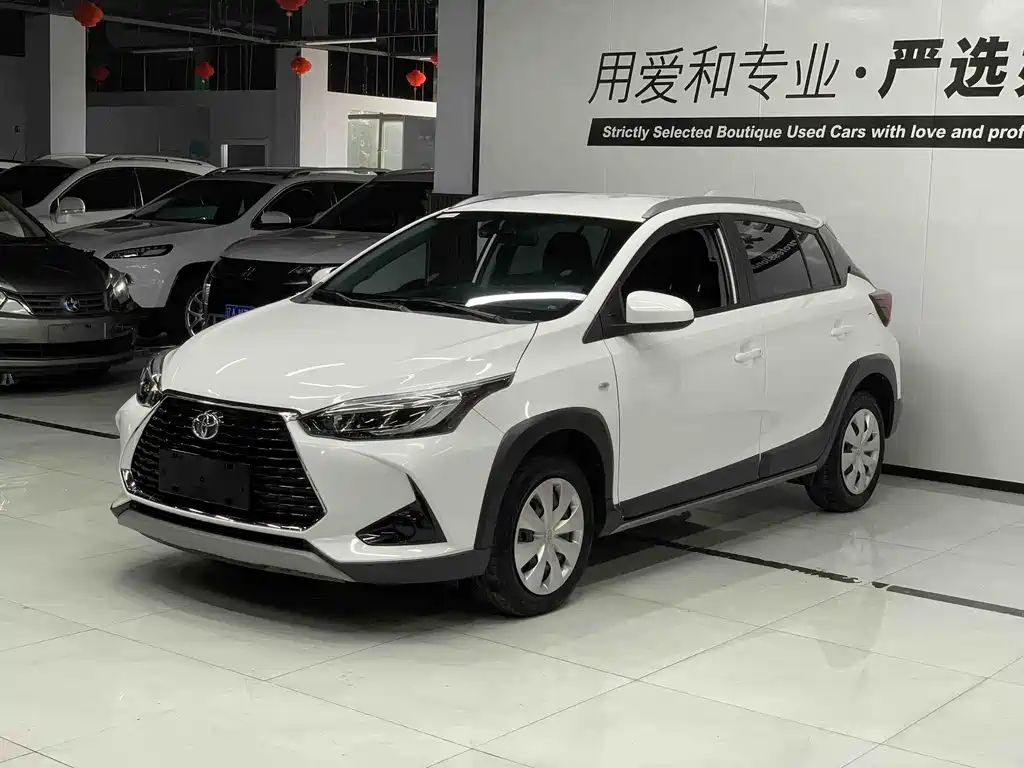 Toyota Yaris L 2022 — фото 1