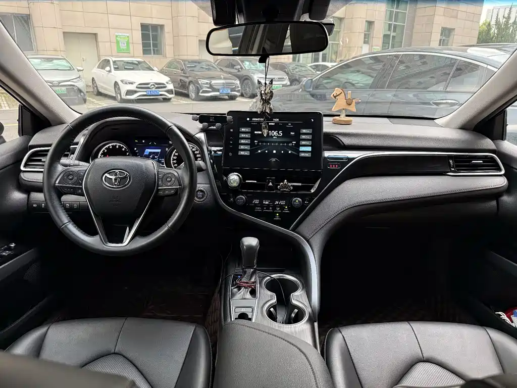 Toyota Camry 2022 — фото 11