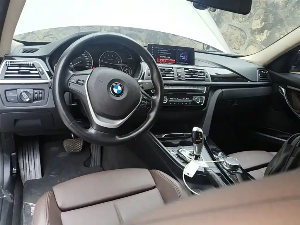 BMW 3 Series 2019 — фото 10