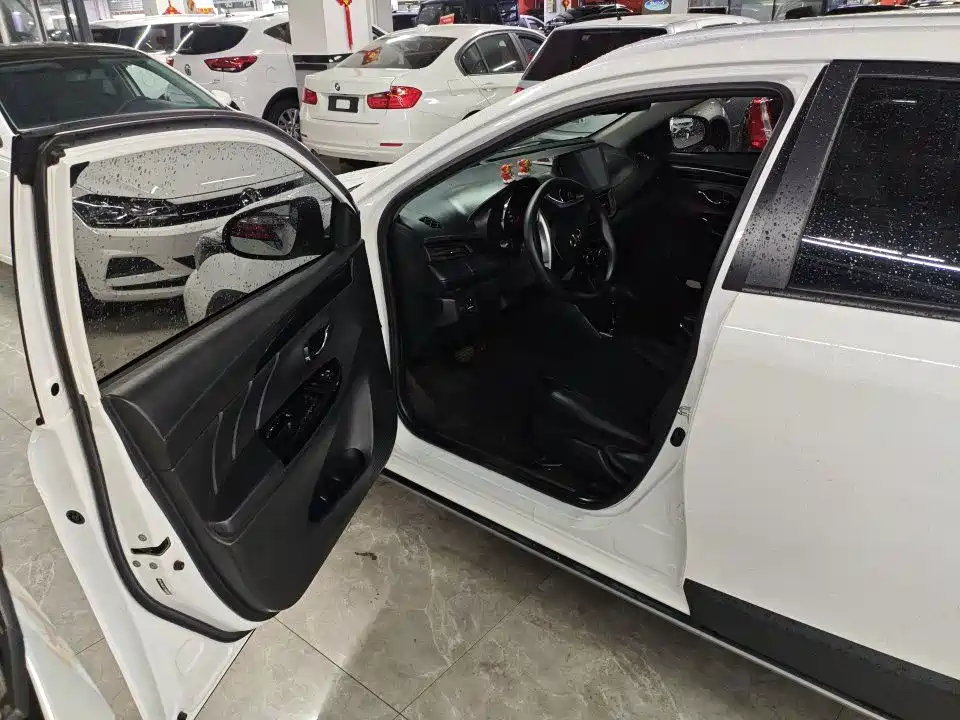 Toyota Yaris L 2022 — фото 8