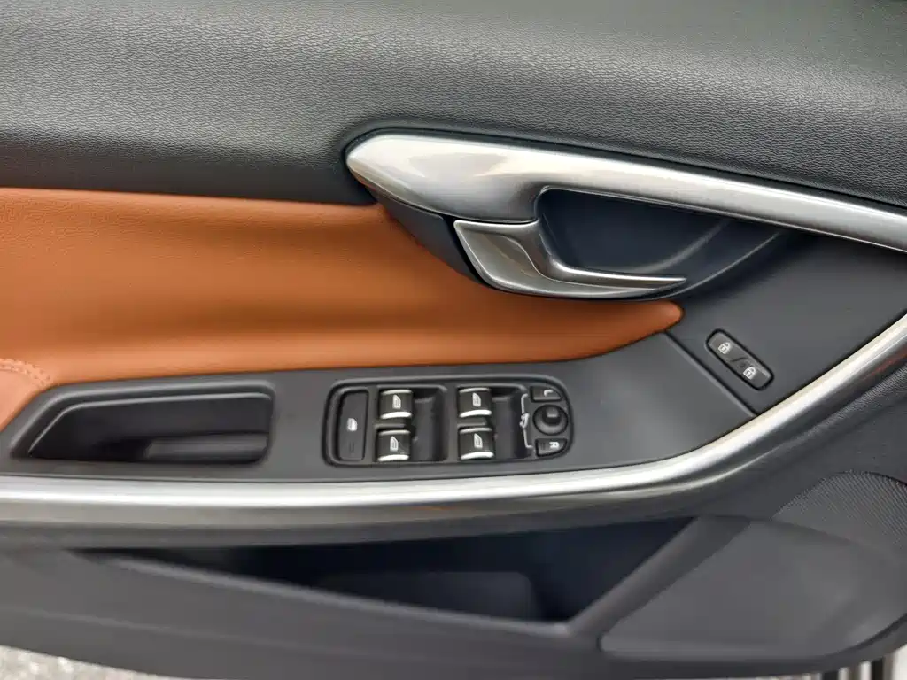 Volvo S60 2015 — фото 22