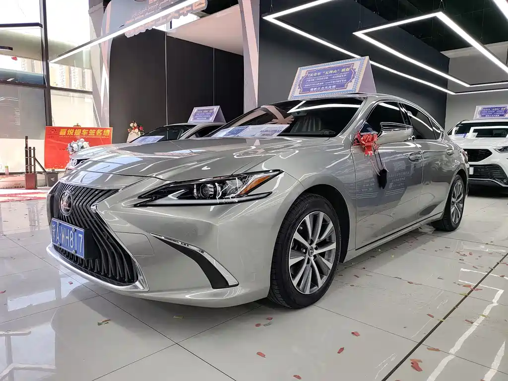 Lexus ES 2019 — фото 1