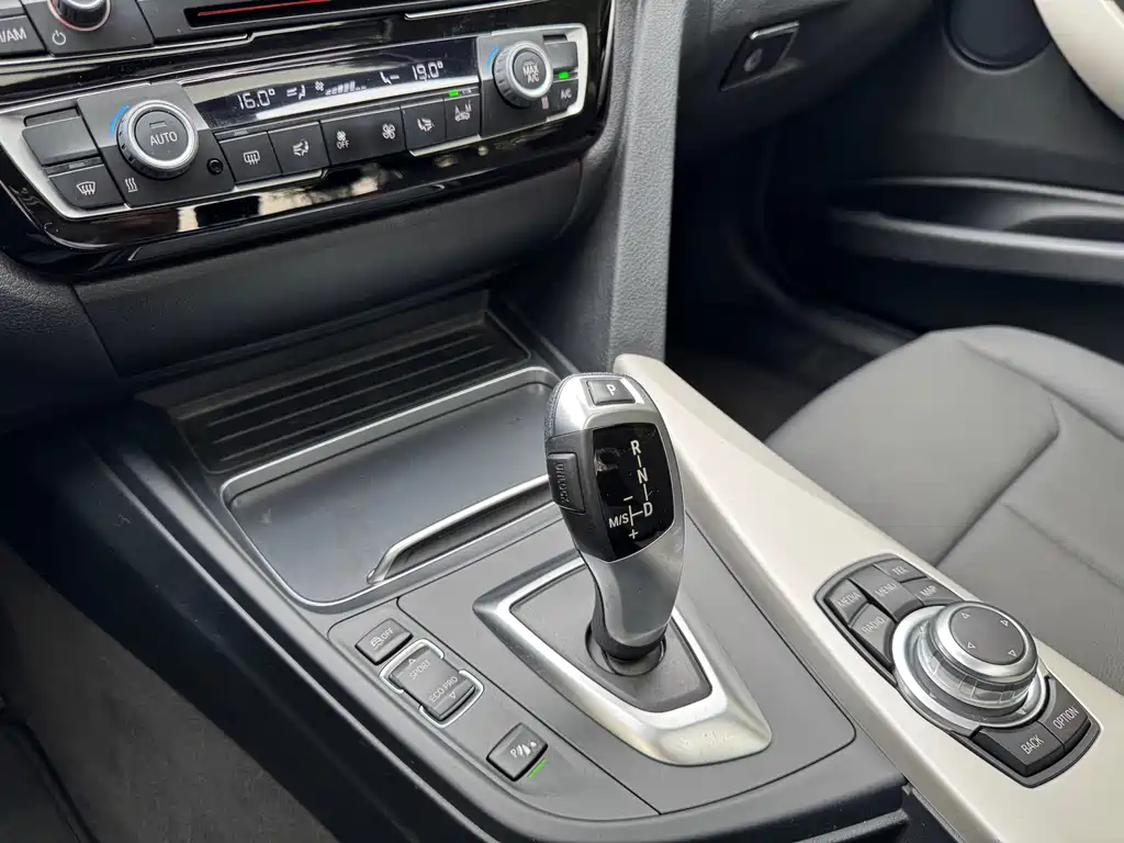 BMW 3 Series 2016 — фото 17