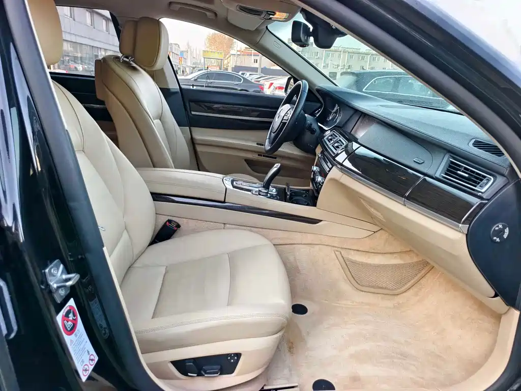 BMW 7 Series 2010 — фото 19