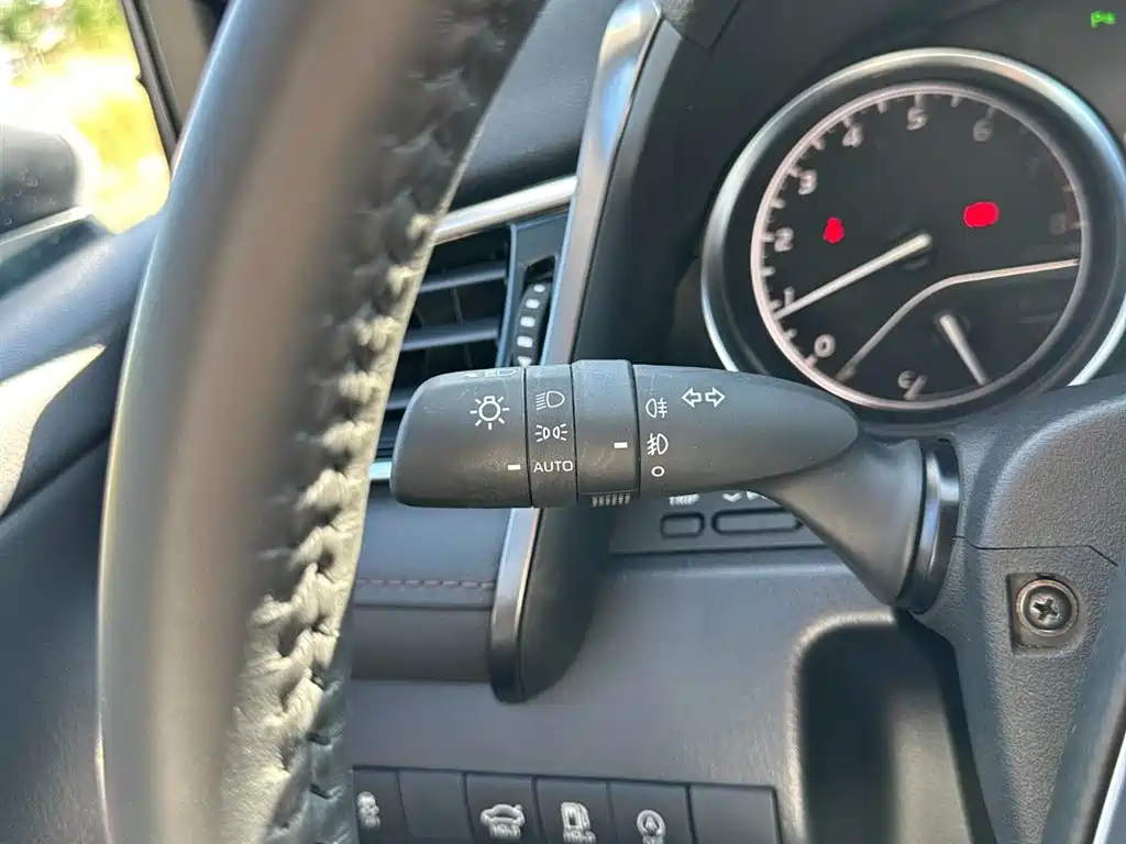 Toyota Camry 2023 — фото 24