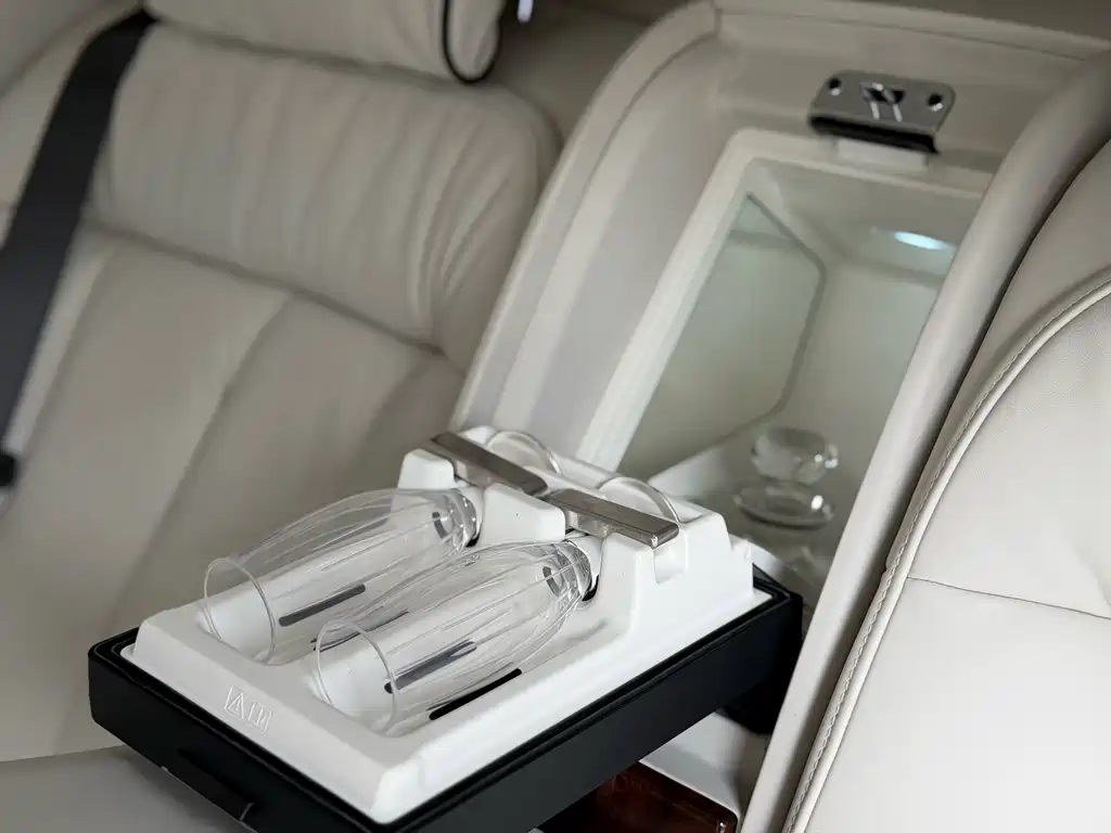 Rolls-Royce Phantom 2018 — фото 11