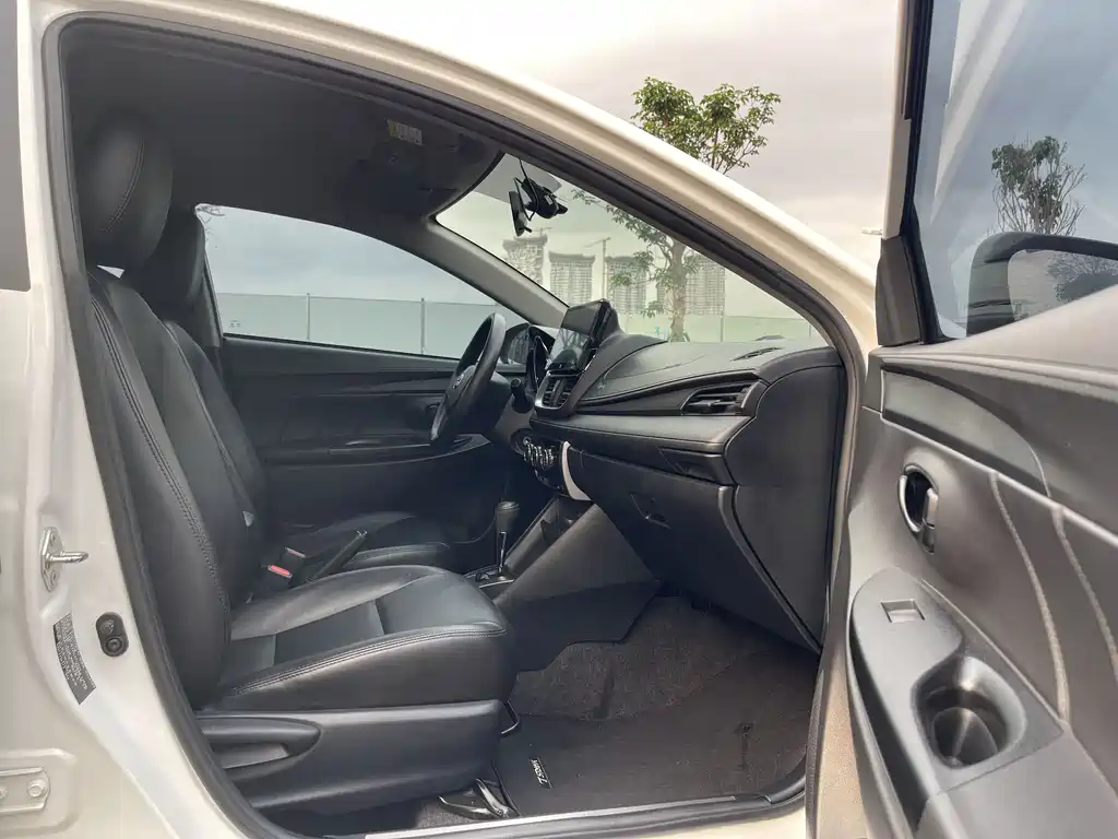 Toyota Yaris L 2020 — фото 12