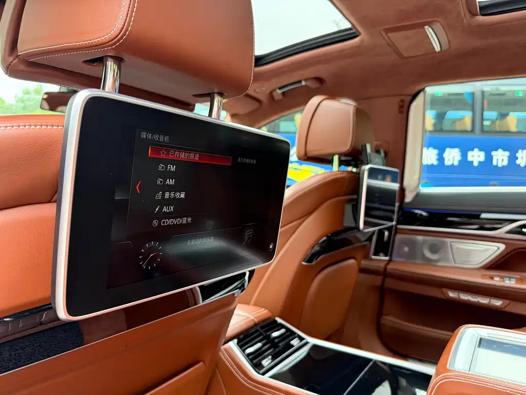 BMW 7 Series 2018 — фото 23