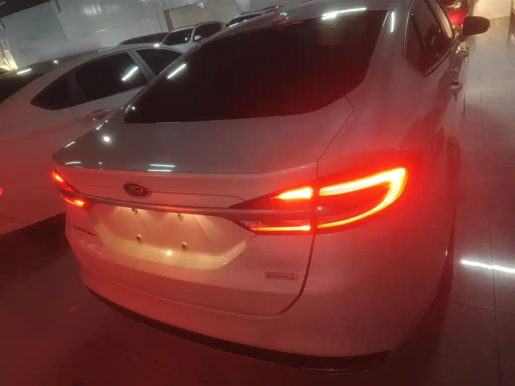 Ford Mondeo 2018 — фото 22