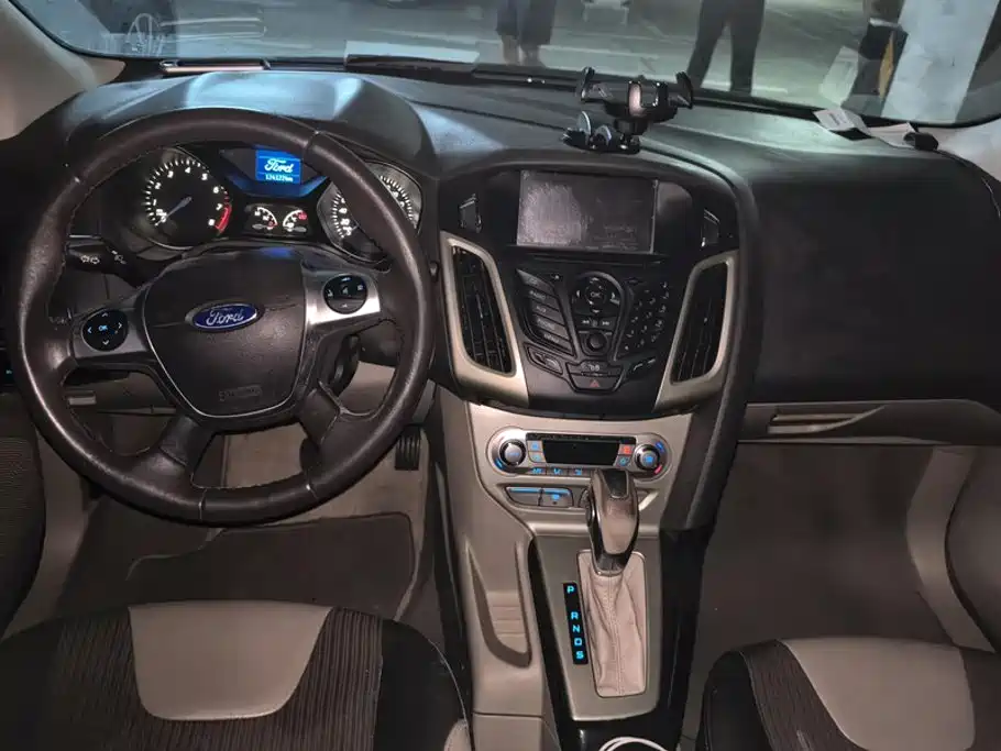 Ford Focus 2014 — фото 12