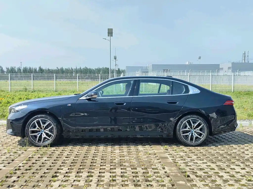 BMW i5 2025 — фото 3