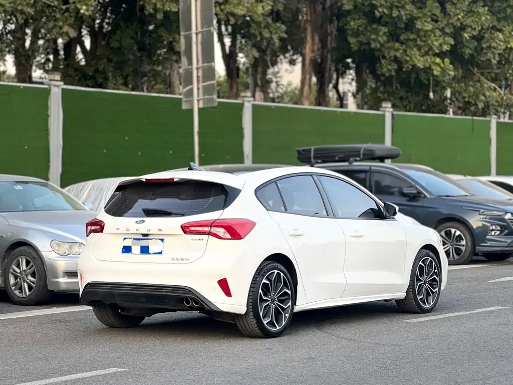 Ford Focus 2022 — фото 13