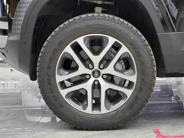 Land Rover Defender 2024