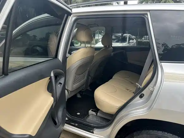 Toyota RAV4 2011