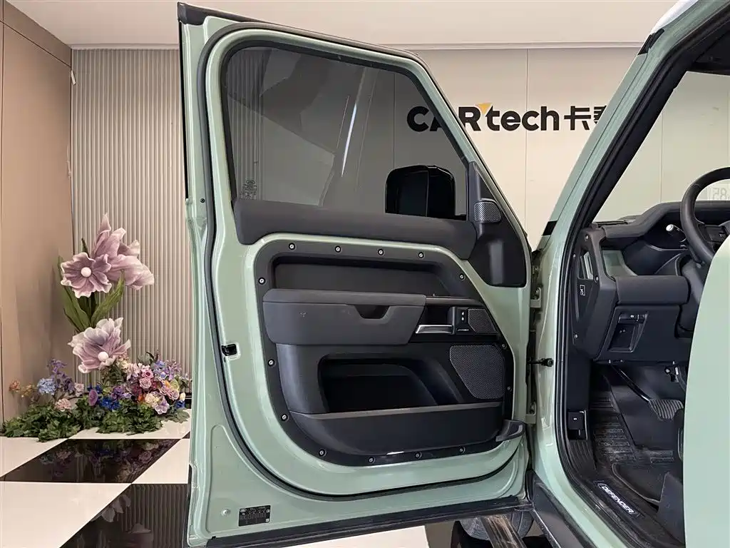 Land Rover Defender 2023 — фото 21