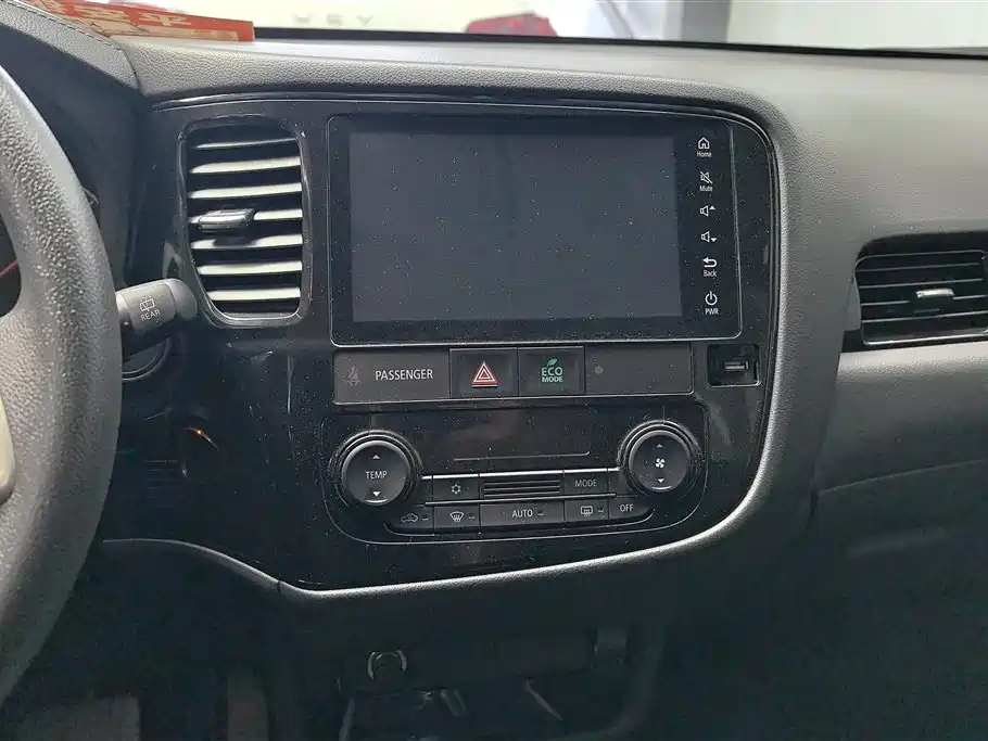 Mitsubishi Outlander 2023 — фото 13