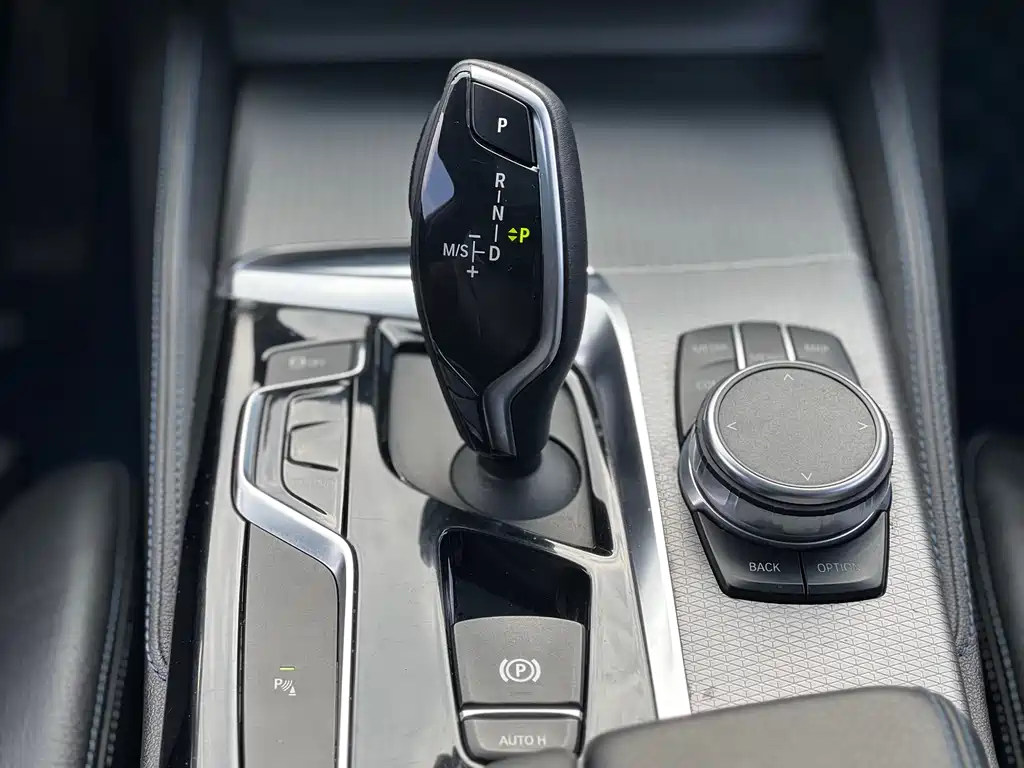 BMW 5 Series 2018 — фото 14