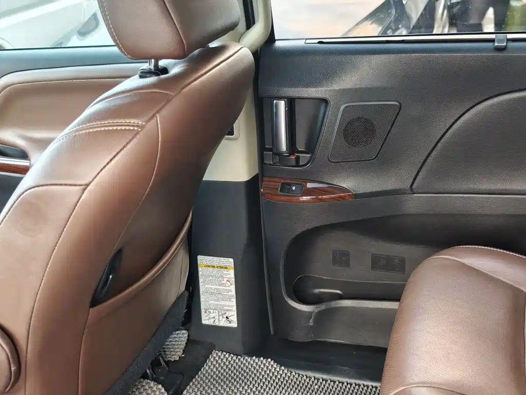 Toyota Sienna 2017 — фото 25