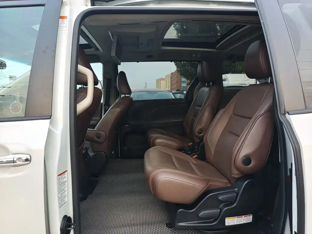 Toyota Sienna 2017 — фото 10