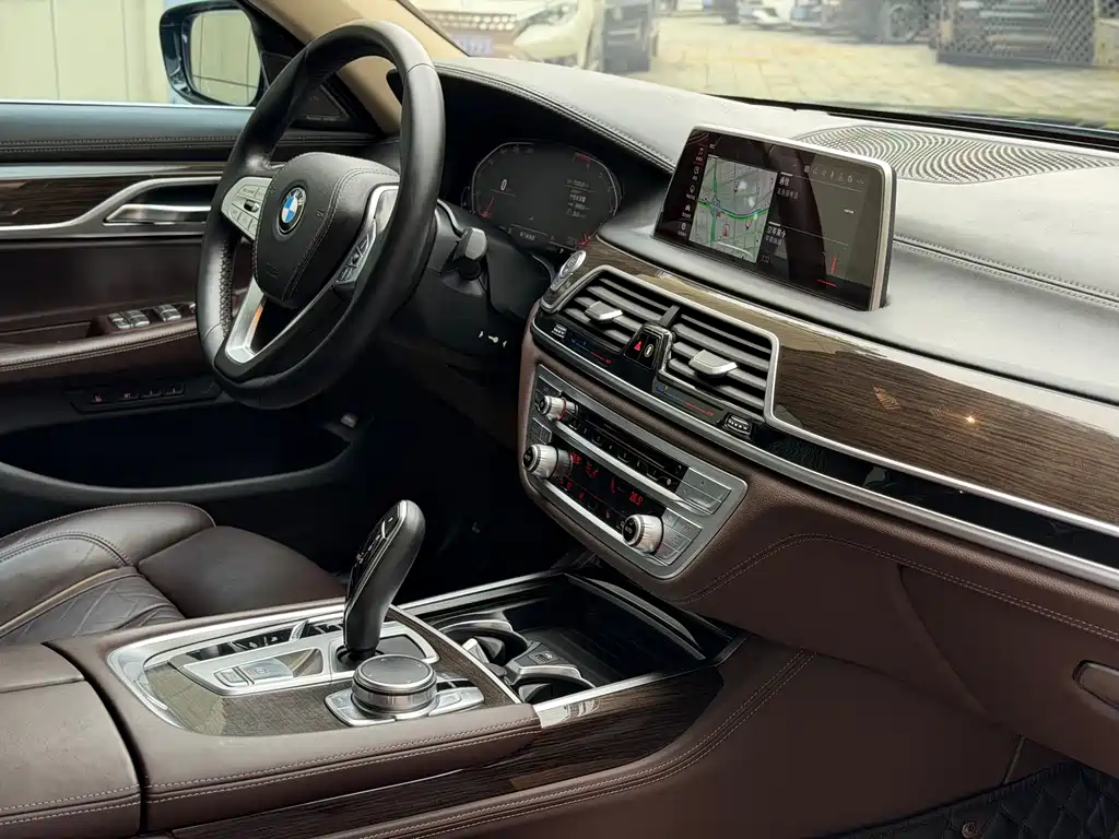 BMW 7 Series 2019 — фото 8