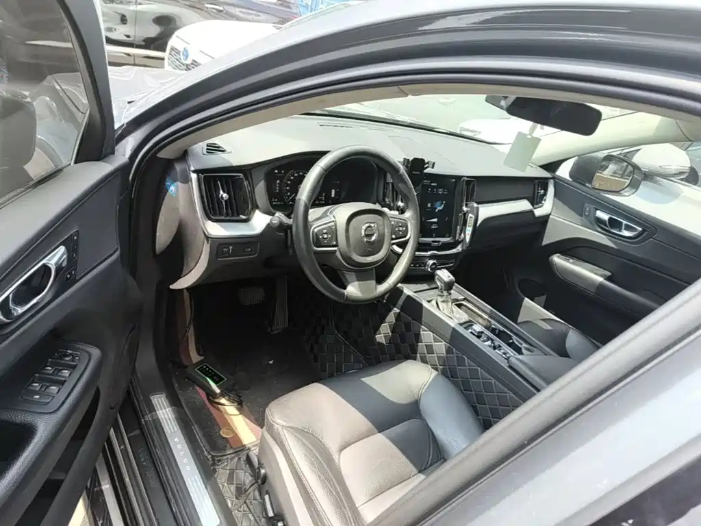Volvo XC60 2018 — фото 16