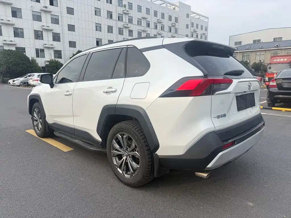 Toyota RAV4 2023 — фото 13