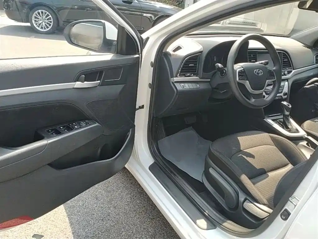 Hyundai Elantra 2017 — фото 16