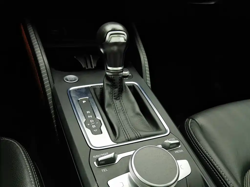 Audi Q2L E-Tron 2020 — фото 13