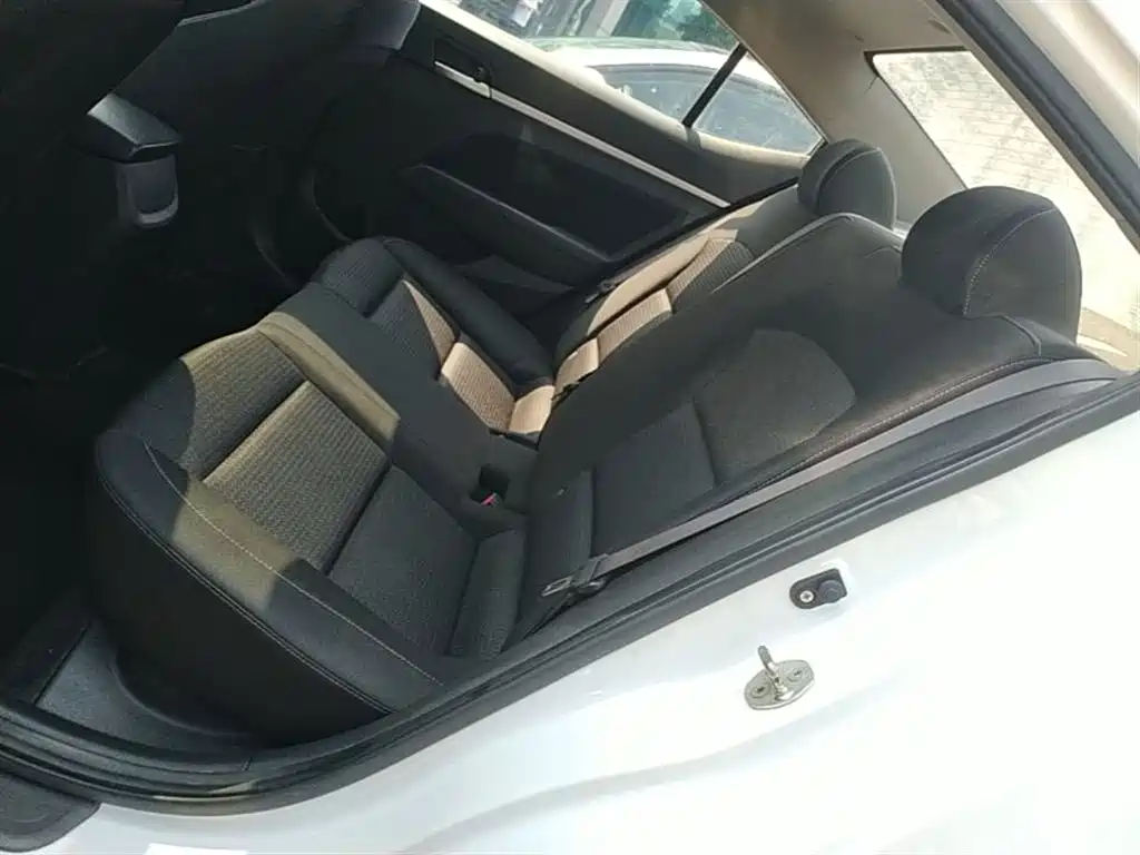 Hyundai Elantra 2017 — фото 17