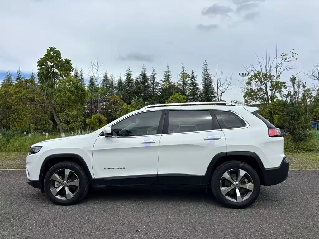 Jeep Cherokee 2019 — фото 10