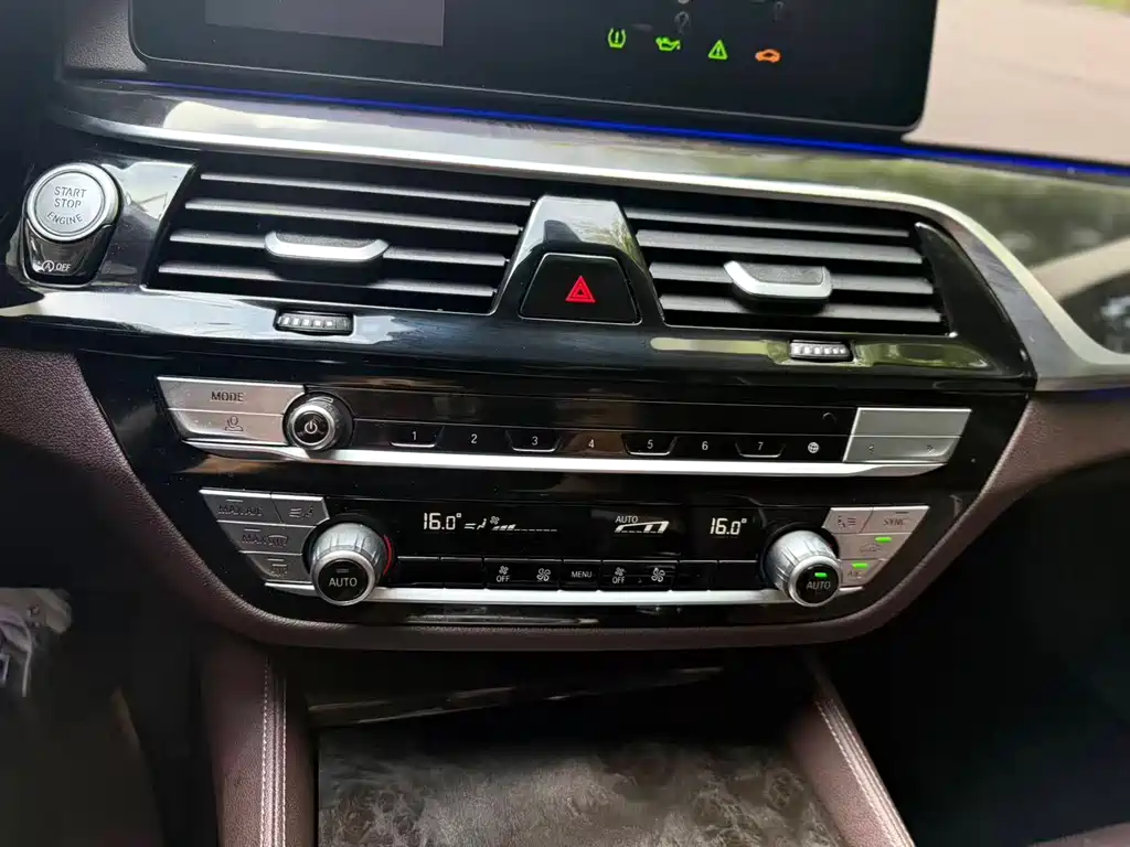 BMW 5 Series 2022 — фото 12