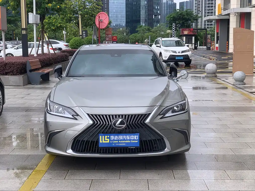 Lexus ES 2021 — фото 1
