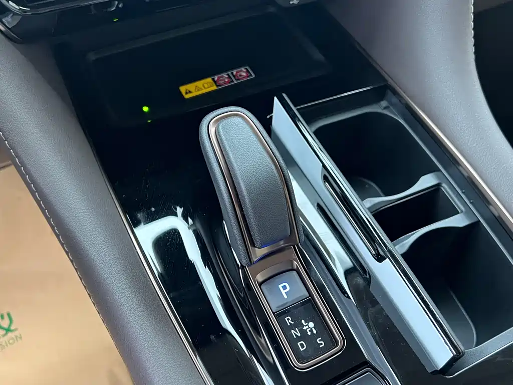 Toyota Alphard — фото 10