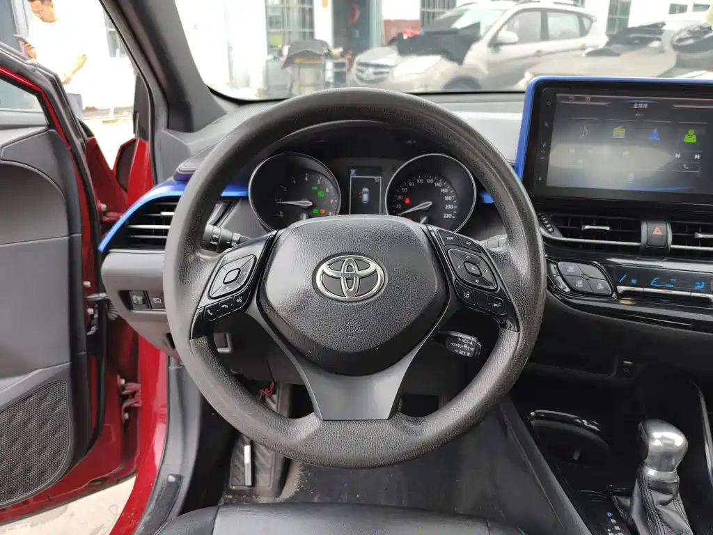 Toyota C-HR 2020 — фото 11