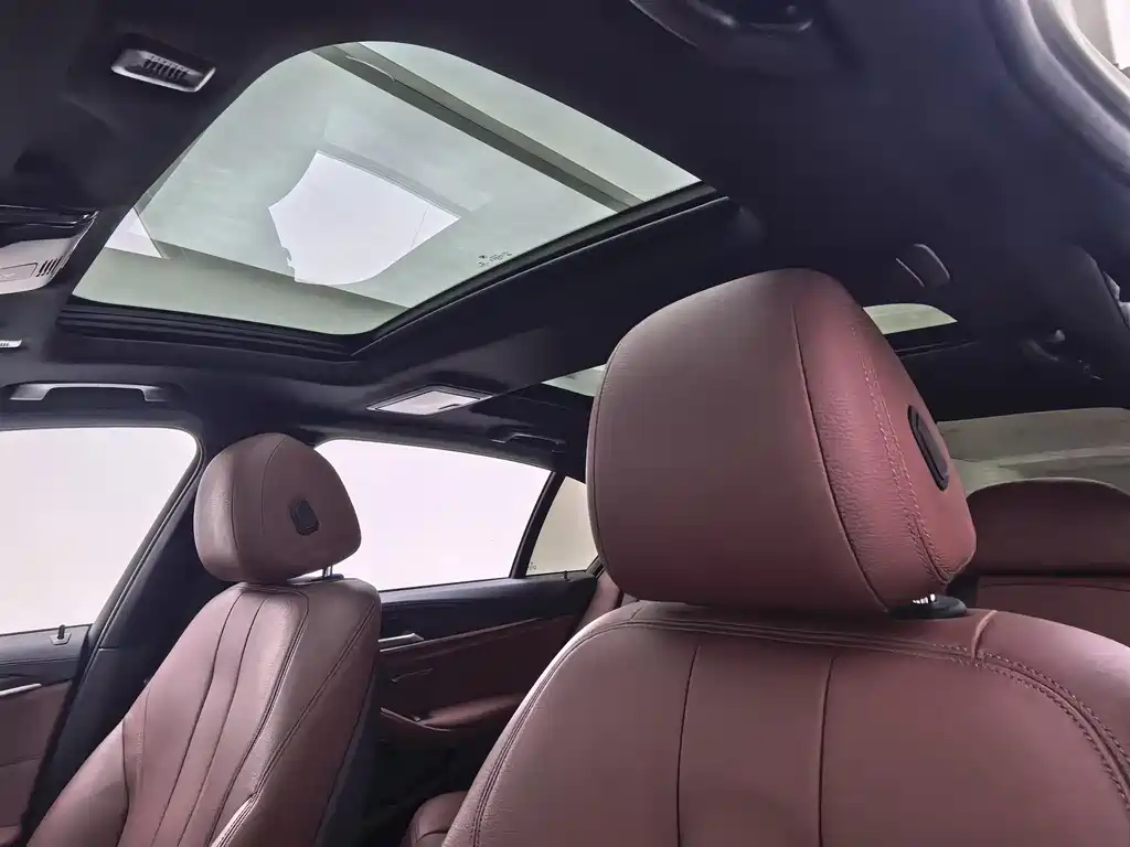 BMW 5 Series 2019 — фото 18