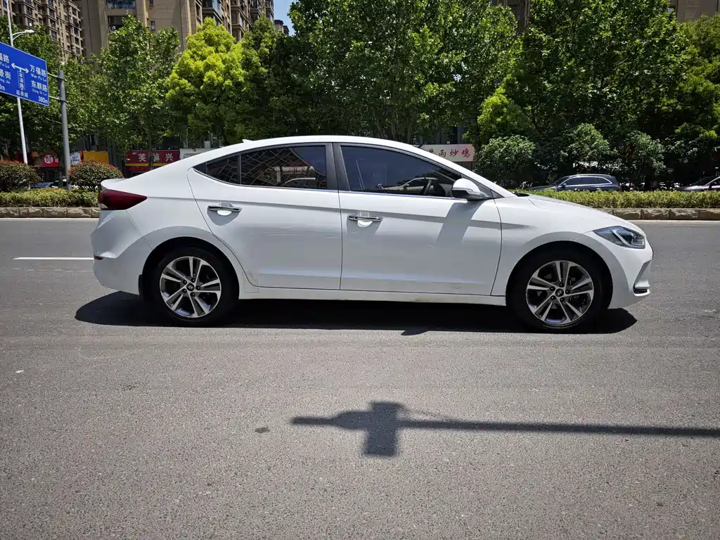 Hyundai Elantra 2016 — фото 4